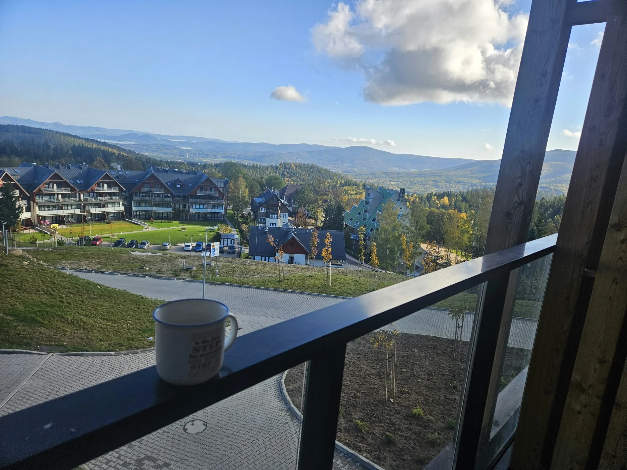 Panoramiczny widok z balkonu na Karpacz i Karkonosze